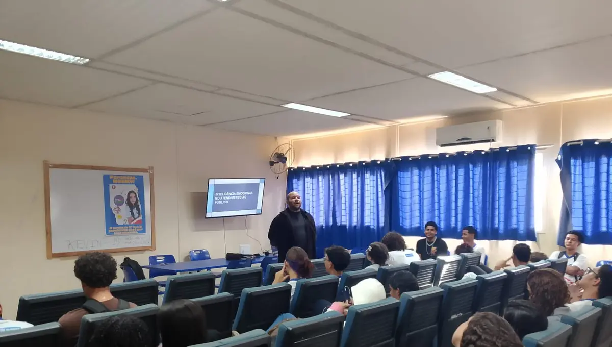 Jonas Antônio palestrando sobre inteligência emocional para estudantes