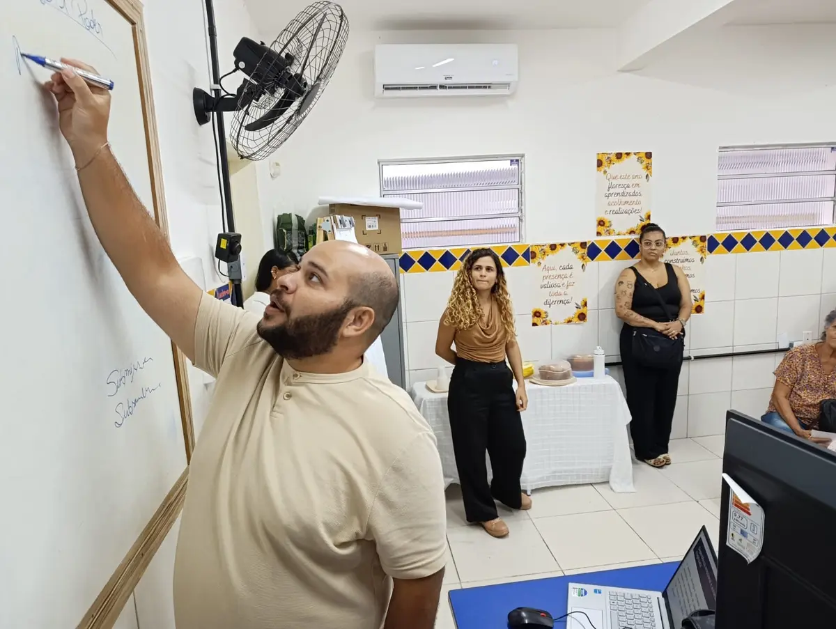 Jonas Antônio conduzindo uma atividade no quadro durante uma palestra