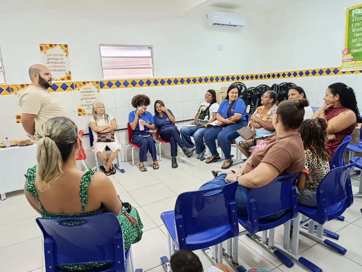 Jonas Antônio conduzindo uma roda de conversa com participantes