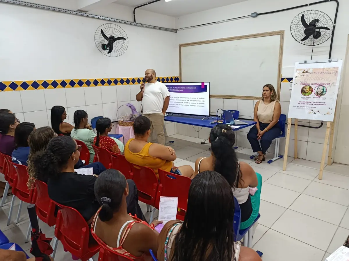 Jonas Antônio em palestra de conscientização sobre violência contra a mulher